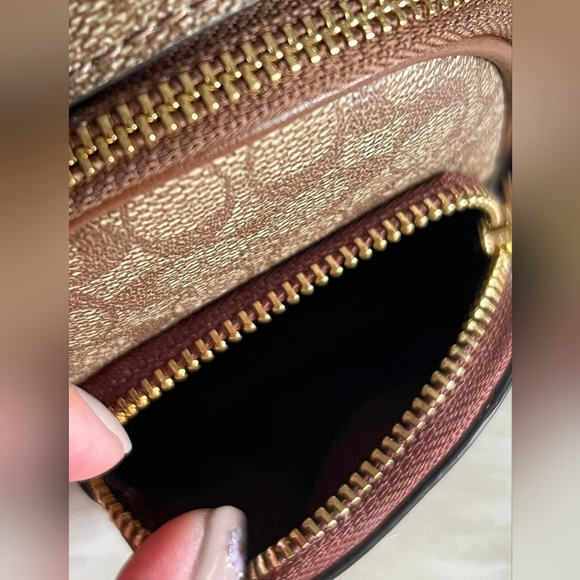 Coach Mini Court Backpack ๐๐จ๐ฅ๐ ๐๐ฎ๐ญ ๐๐๐ซ๐จ๐ฌ๐ฌ ๐๐จ๐๐๐ก ๐๐ญ๐จ๐ซ๐๐ฌ! - Picture 6 of 16